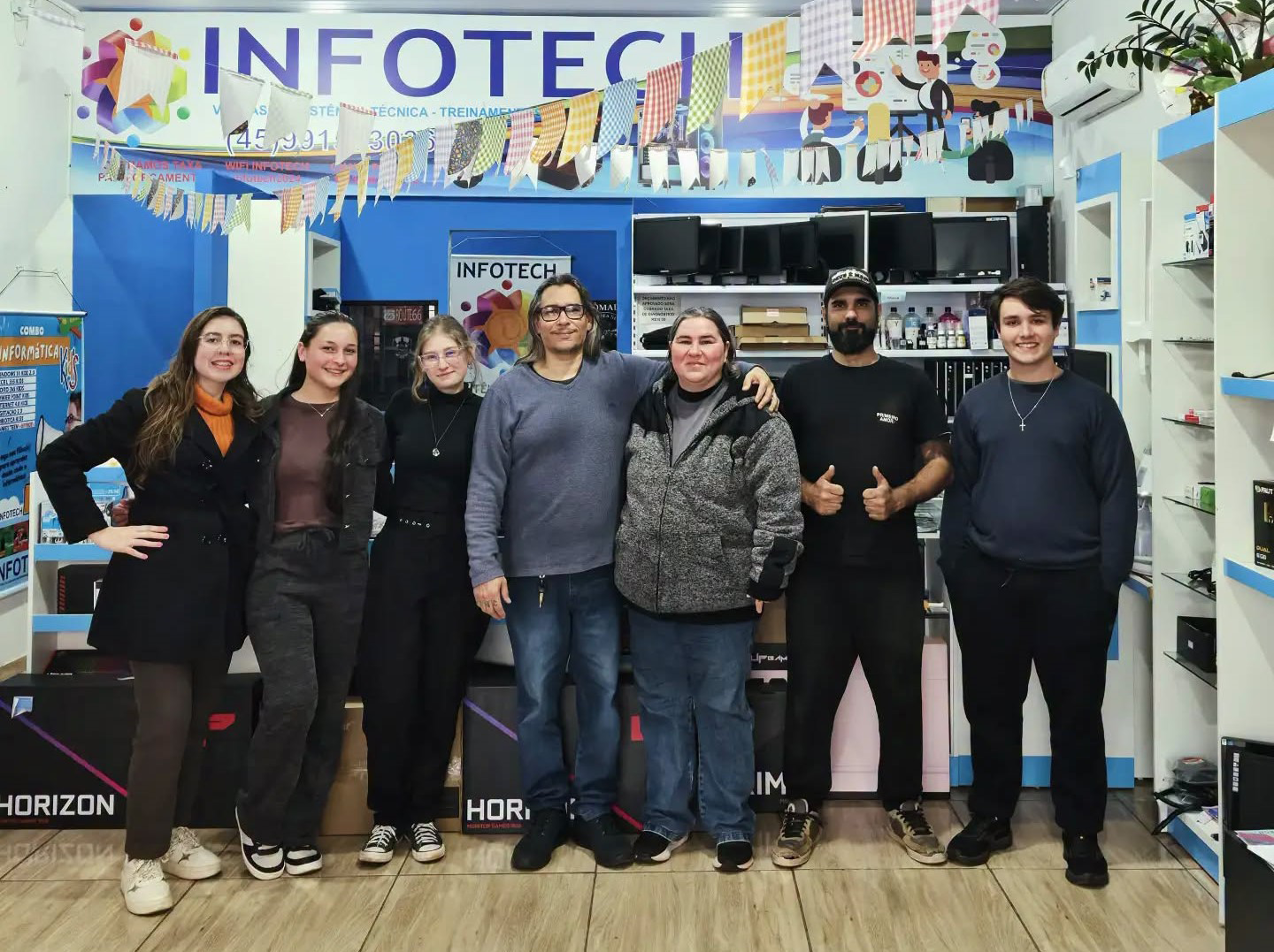 Equipe da Infotech Corbélia na loja em Corbélia